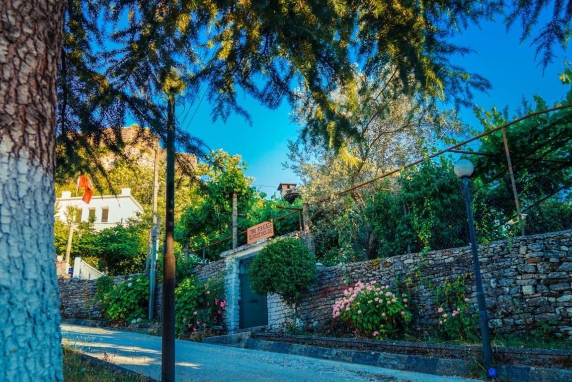 Flora'S Guesthouse 'The Fir Gate' Gjirokastër 외부 사진