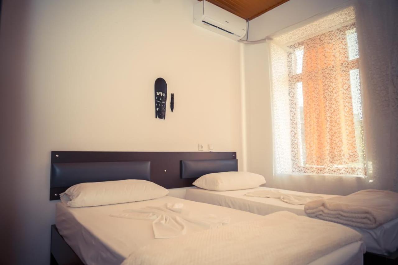 Flora'S Guesthouse 'The Fir Gate' Gjirokastër 외부 사진