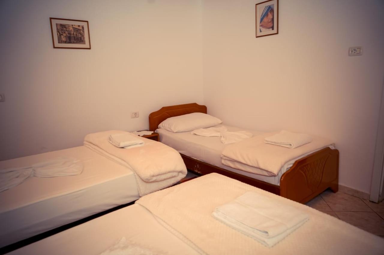 Flora'S Guesthouse 'The Fir Gate' Gjirokastër 외부 사진