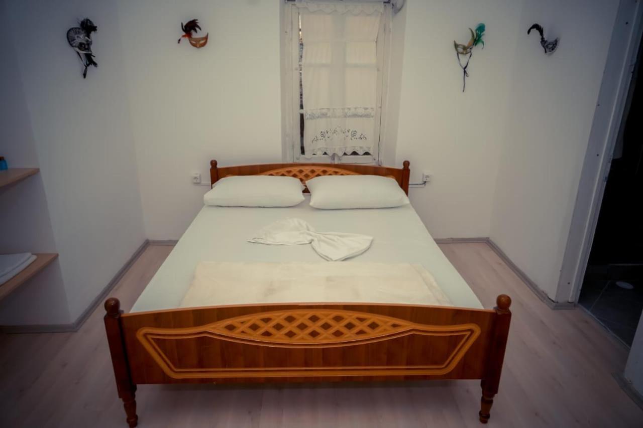 Flora'S Guesthouse 'The Fir Gate' Gjirokastër 외부 사진