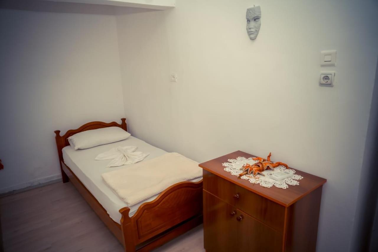 Flora'S Guesthouse 'The Fir Gate' Gjirokastër 외부 사진