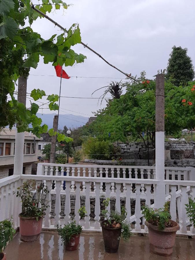 Flora'S Guesthouse 'The Fir Gate' Gjirokastër 외부 사진