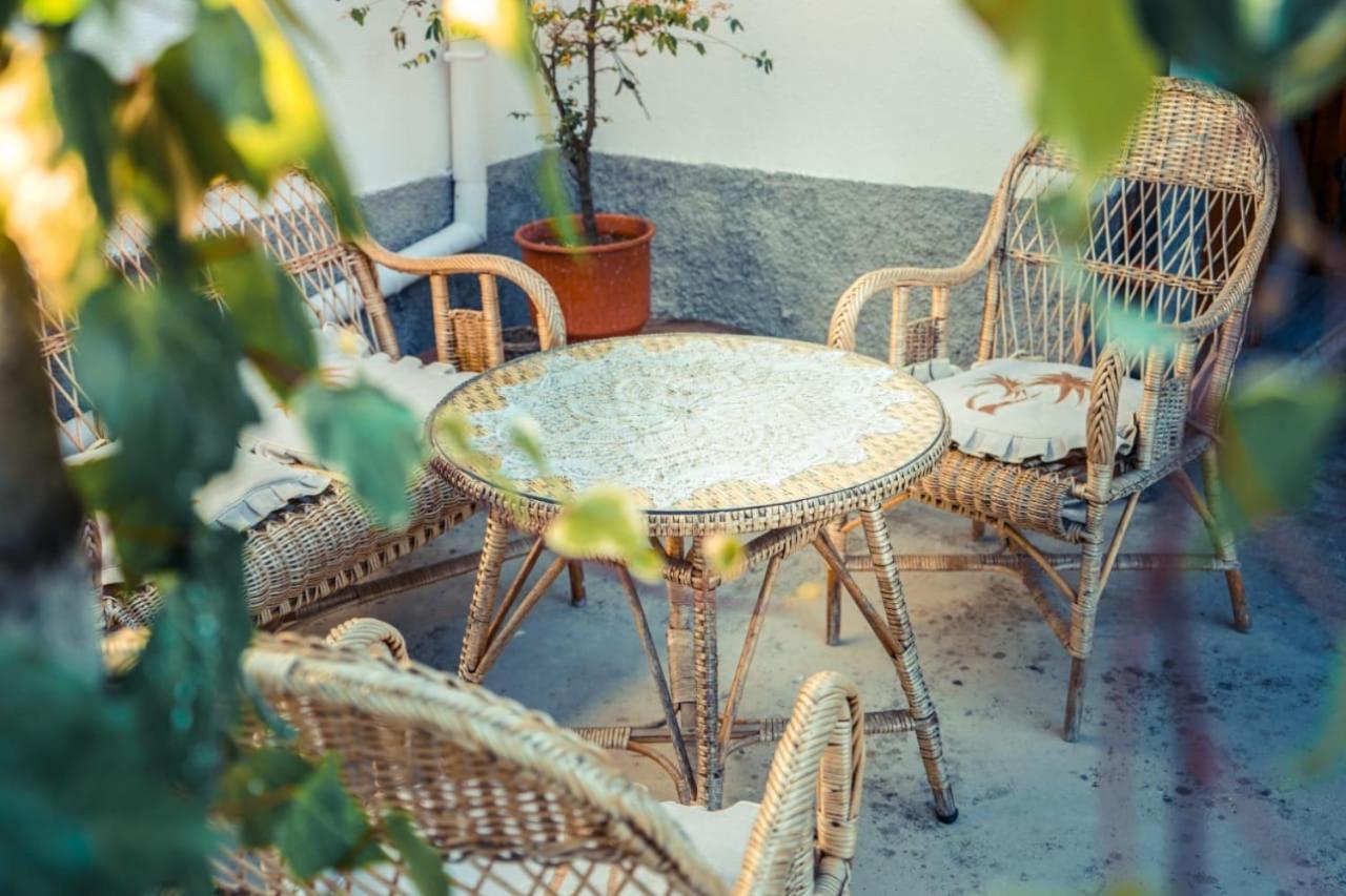 Flora'S Guesthouse 'The Fir Gate' Gjirokastër 외부 사진
