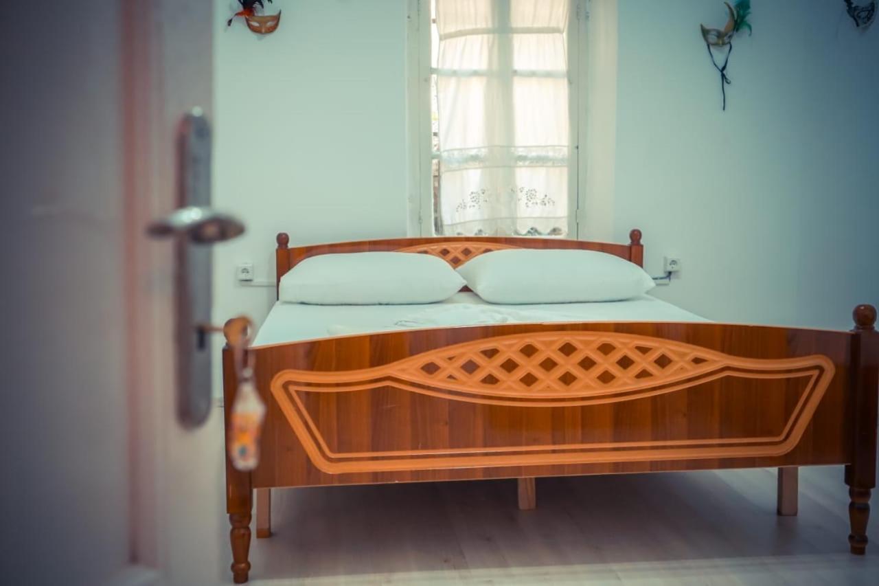 Flora'S Guesthouse 'The Fir Gate' Gjirokastër 외부 사진