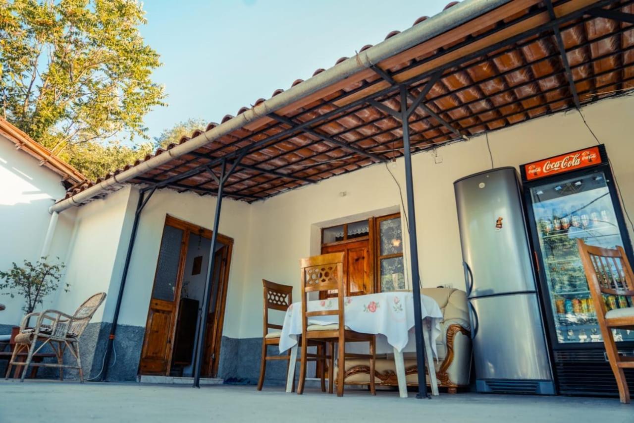 Flora'S Guesthouse 'The Fir Gate' Gjirokastër 외부 사진