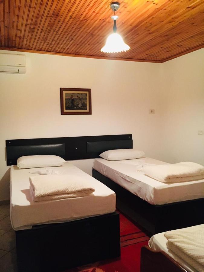 Flora'S Guesthouse 'The Fir Gate' Gjirokastër 외부 사진