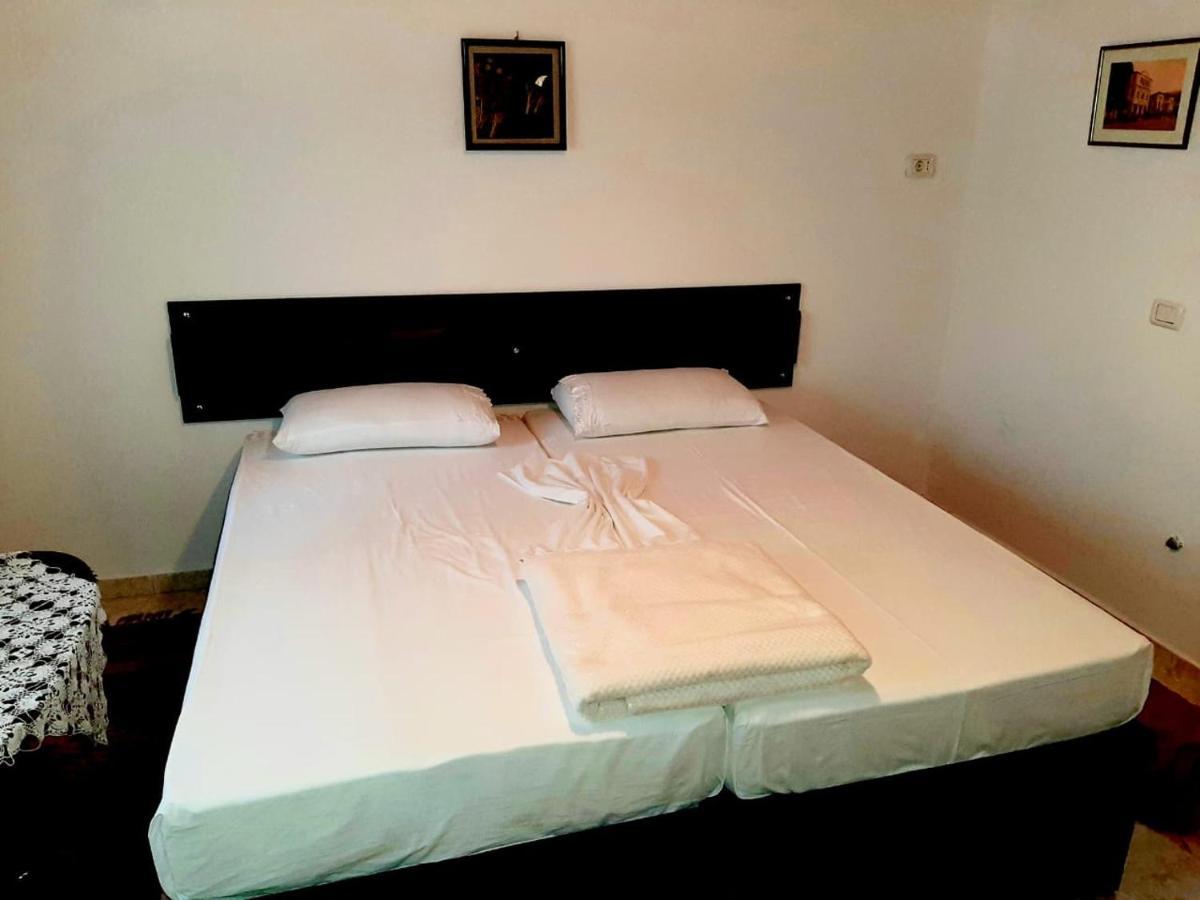 Flora'S Guesthouse 'The Fir Gate' Gjirokastër 외부 사진
