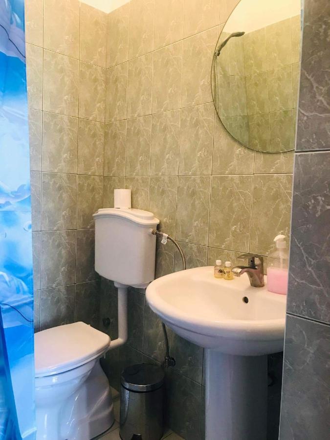 Flora'S Guesthouse 'The Fir Gate' Gjirokastër 외부 사진